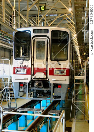 東武東上線的驕傲…「30000系列」機車正等待從主線系統工廠出發,它來到這裡進行全面檢查。 東武東上線的驕傲…「30000系列」機車正等待從主線系統工廠出發,它來到這裡進行全面檢查。 137894003