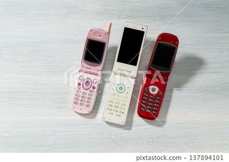 Old-fashioned mobile phones (feature phones) 137894101