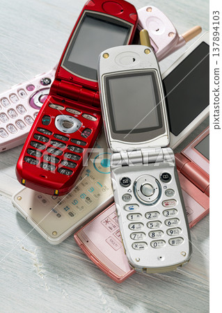Old-fashioned mobile phones (feature phones) 137894103