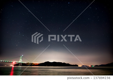 夜幕下的瀨戶大橋,繁星點點的夜空。 夜幕下的瀨戶大橋,繁星點點的夜空。 137894156