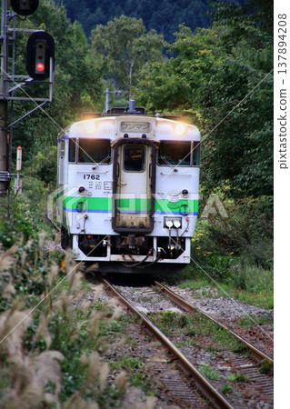 A KiHa 40 series train is entering Onuma Park Station on the Hakodate Main Line. 137894208