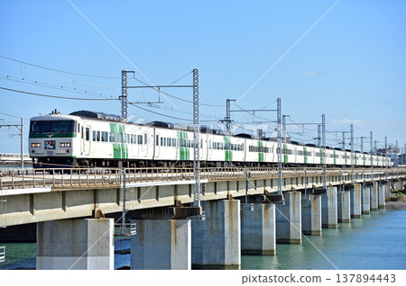 東海道本線茅崎～平塚 JR東日本185號A5列車（大宮） 舞子號 137894443