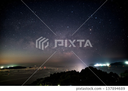 The deep blue of the night and the rich colors of the Milky Way 137894689