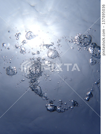 The collapsing bubble 137895036