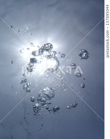 underwater bubble 137895044