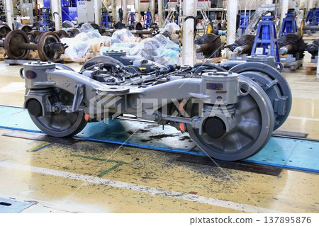 The powered bogie of the '30000 series' train, which came in for a general inspection: [SS138 bolsterless air spring] 137895876