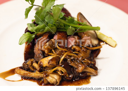 美味的烤法式鴨胸配上香醋汁和烤蔬菜。 137896145