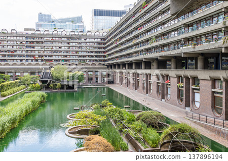 Green urban oasis within the concrete Barbican complex Green urban oasis within the concrete Barbican complex 137896194