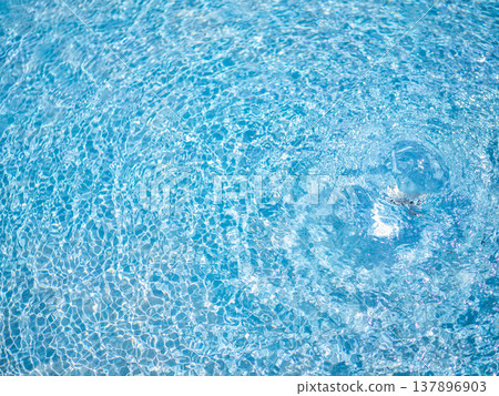 Pattern of water bubbling up from the pool 137896903