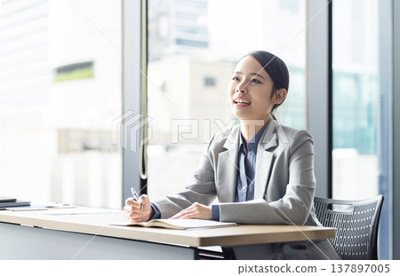 A businesswoman studying with a smile A businesswoman studying with a smile 137897005