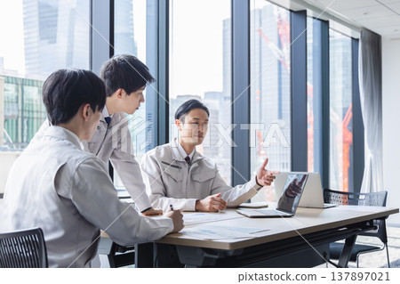 正在開會的商務人士 137897021