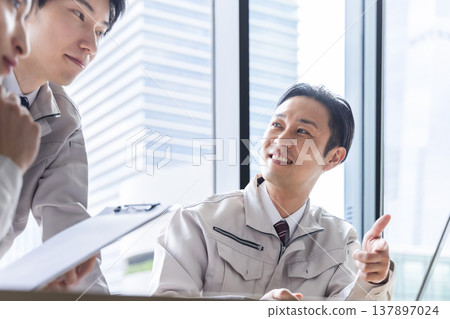 工程師們正在現場開會 137897024