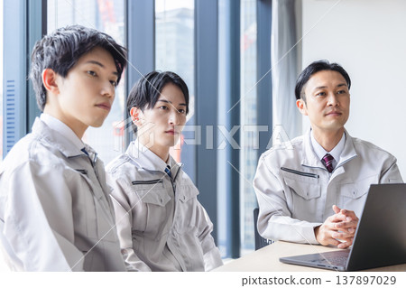 穿著工作服參加會議的商務人士 137897029