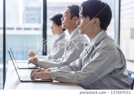 身著工作服的工程師們正在參加會議 137897031
