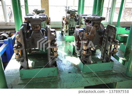 在例行檢查中,鐵路車輛碟式煞車裝置正在拆卸和維修。 在例行檢查中,鐵路車輛碟式煞車裝置正在拆卸和維修。 137897558