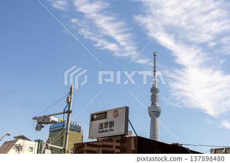 淺草站的指示牌:藍天與東京晴空塔 淺草站的指示牌:藍天與東京晴空塔 137898480