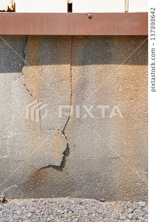 Cracked concrete foundation 137898642