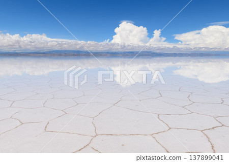 Peaceful landscape of salar de uyuni salt flat in bolivia with sky reflection 137899041