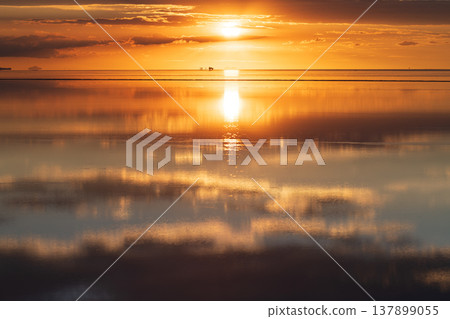 Serene sunset reflection over Salar de Uyuni salt flat in Bolivia Serene sunset reflection over Salar de Uyuni salt flat in Bolivia 137899055