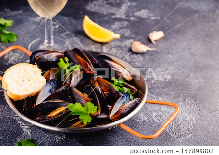 Delicious seafood mussels with sauce and parsley. 137899802