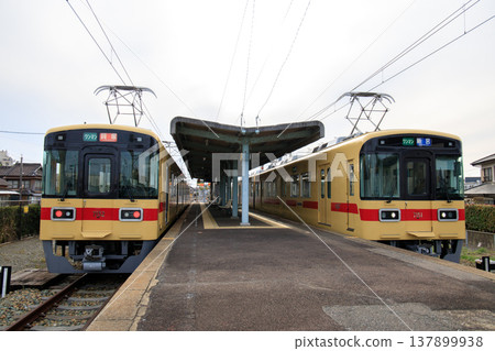 7050 series trains lined up at Nishitetsu Shingu Station (Nishitetsu Railway) 7050 series trains lined up at Nishitetsu Shingu Station (Nishitetsu Railway) 137899938