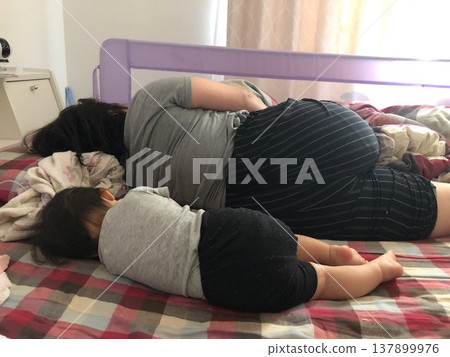 父母和孩子以同步的姿勢睡覺 137899976