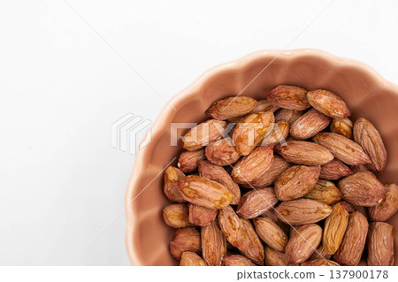 花生個頭小，皮薄，味道濃鬱。 （白色背景，留有文字空間） 137900178