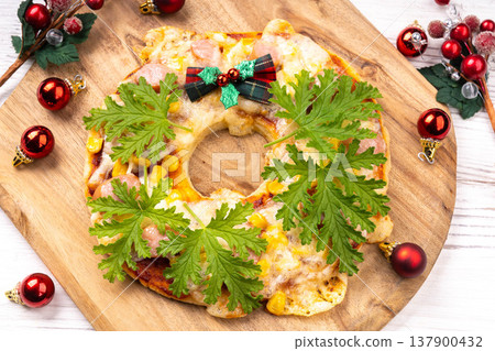 Christmas wreath pizza Christmas wreath pizza 137900432