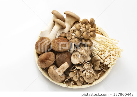 濾鍋裡的各種蘑菇 137900442