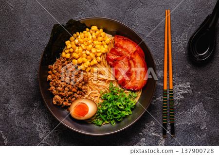 A bowl of ramen with noodles, meat and green onions. A bowl of ramen with noodles, meat and green onions. 137900728