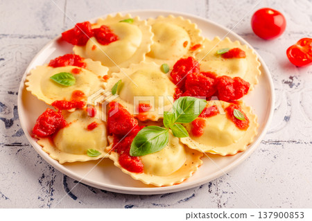 Ravioli with tomato sauce and basil 137900853