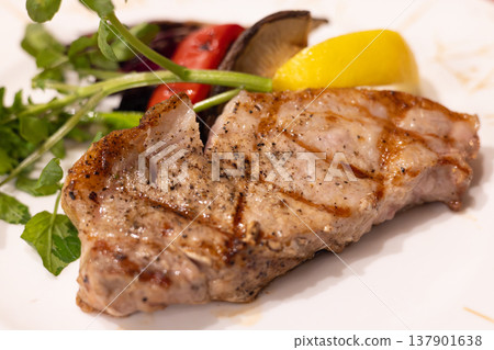 美味的炭烤豬裡肌配烤蔬菜。 137901638