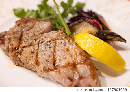 美味的炭烤豬裡肌配烤蔬菜。 137901639