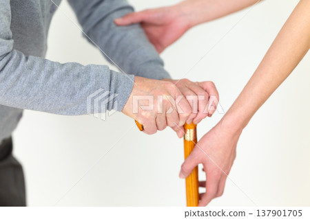 護理人員為行動不便的長者提供協助。 137901705