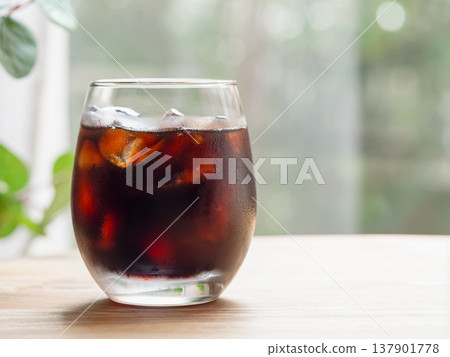 放在桌上的冰咖啡 137901778