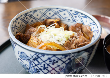 美味和牛壽喜燒蓋飯 美味和牛壽喜燒蓋飯 137901912