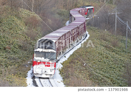 關北本線,生田原 - 金華(號誌站),JR貨運,DF200-4 + E26貨櫃車 + DF200-58(五稜郭) 關北本線,生田原 - 金華(號誌站),JR貨運,DF200-4 + E26貨櫃車 + DF200-58(五稜郭) 137901986