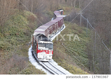 Sekihoku Main Line, Ikutahara - Kinka (Signal Station), JR Freight, DF200-4 + E26 container cars + DF200-58 (Goryokaku) Sekihoku Main Line, Ikutahara - Kinka (Signal Station), JR Freight, DF200-4 + E26 container cars + DF200-58 (Goryokaku) 137901987