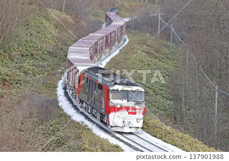 關北本線，生田原 - 金華（號誌站），JR貨運，DF200-4 + E26貨櫃車 + DF200-58（五稜郭） 137901988