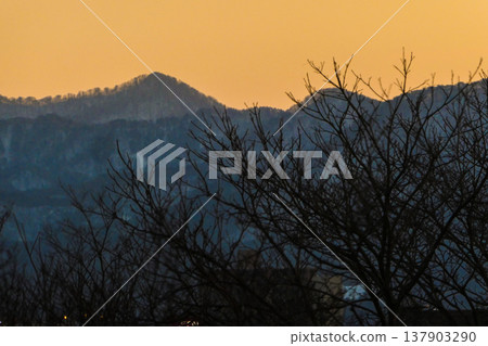 A spring evening in the northern region, overlooking the Kitakami River in Morioka City, Iwate Prefecture. 137903290