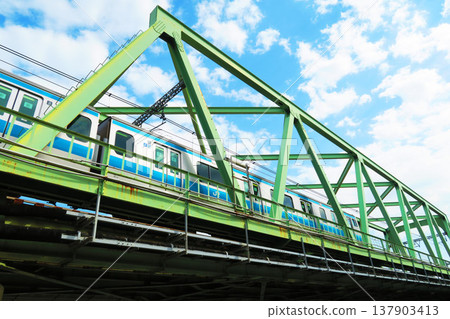 從這裡可以看到橫跨荒川的荒川大橋(荒川鐵路橋),它連接埼玉縣河口市和東京都北區。 從這裡可以看到橫跨荒川的荒川大橋(荒川鐵路橋),它連接埼玉縣河口市和東京都北區。 137903413