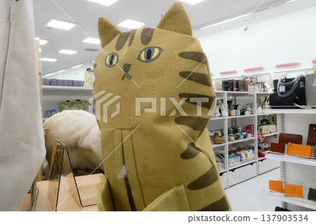 貓咪日期間推出的各種熱門貓咪主題商品，包括紙巾盒。 137903534
