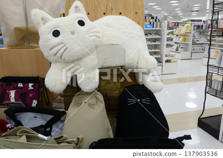 為慶祝廣受歡迎的貓咪日，我們準備了各式各樣的貓咪用品。 137903536