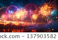 煙火在夜空中綻放的散景背景 | 閃耀的夏季活動橫幅素材 137903582