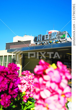A view of the station sign at the west exit of Kawaguchi Station in Kawaguchi City, Saitama Prefecture. 137903901