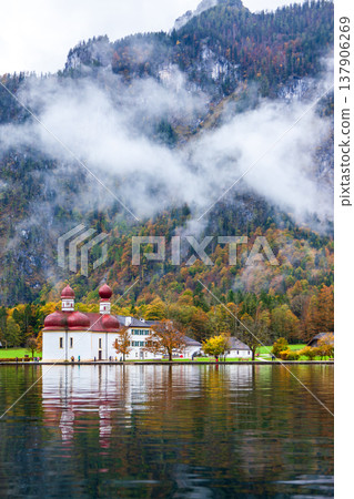 德國Konigssee聖巴多羅買教堂秋季湖光山色 137906269