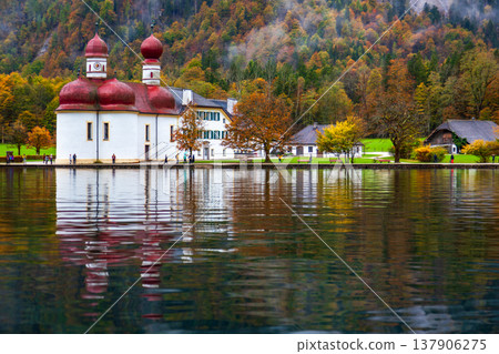德國Konigssee聖巴多羅買教堂秋季湖光山色 137906275