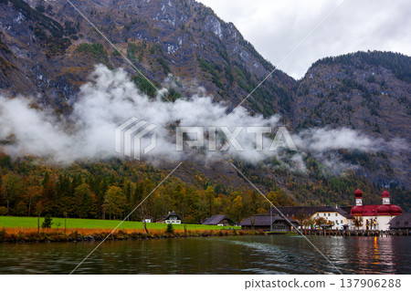 德國Konigssee聖巴多羅買教堂秋季湖光山色 德國Konigssee聖巴多羅買教堂秋季湖光山色 137906288