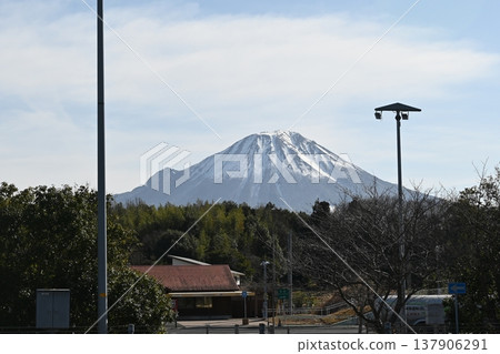 The scenery of Yumigahama and Mt. Daisen in Tottori Prefecture The scenery of Yumigahama and Mt. Daisen in Tottori Prefecture 137906291
