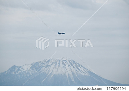 The scenery of Yumigahama and Mt. Daisen in Tottori Prefecture The scenery of Yumigahama and Mt. Daisen in Tottori Prefecture 137906294